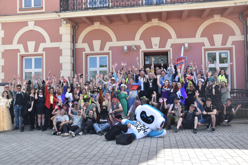 A group photo in front of the City Hall