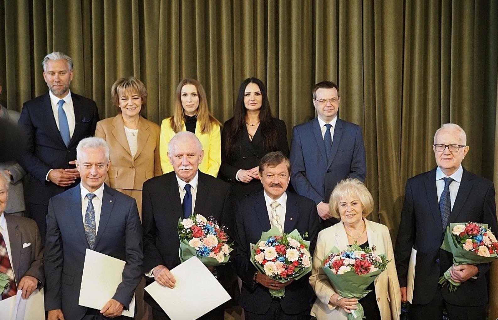 From the right: Prof. Piotr Bałczewski, who received the Award for scientific achievements in the last 5 years, Jadwiga and Marek Kamiński, Prof. Antoni Różalski, Prof. Aleksander Welfe and Jan Wołoszyński. In the top row from the left: the authorities of the city of Lodz, the chairman of the City Council Bartosz Domaszewicz and the Mayor of Lodz Hanna Zdanowska