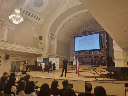 Prof. Piotr Bałczewski receives the Stanisław Kostanecki Medal during the opening ceremony of the 66th Congress of the Polish Chemical Society in Poznań, 16.09.2024